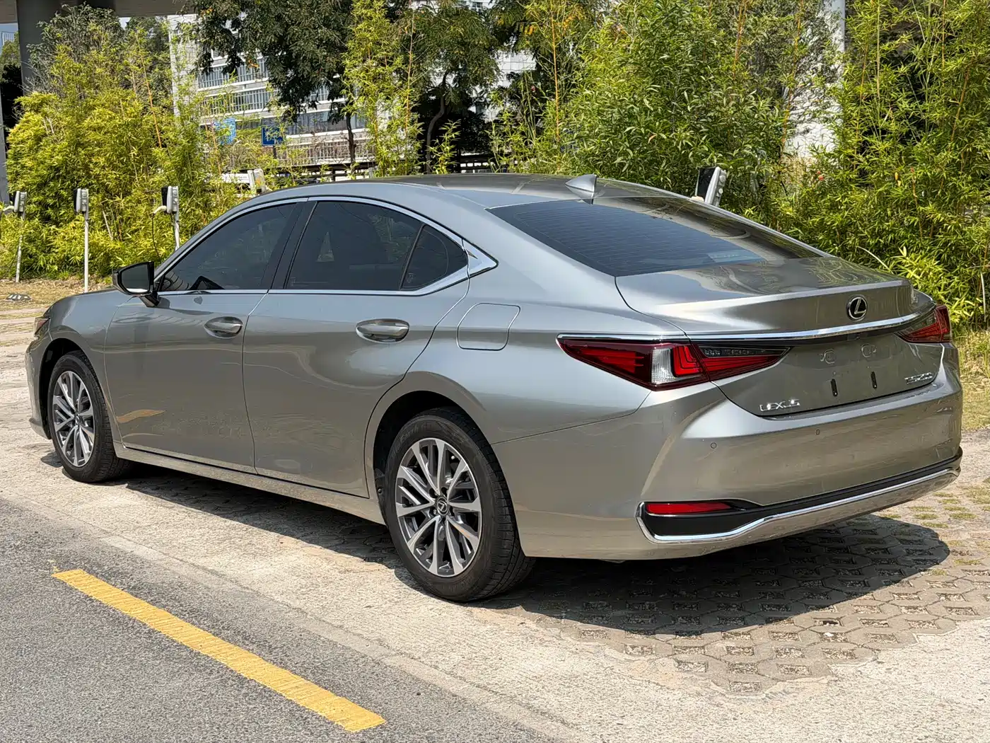 Lexus ES 2022 200 Excellence Edition фото 11