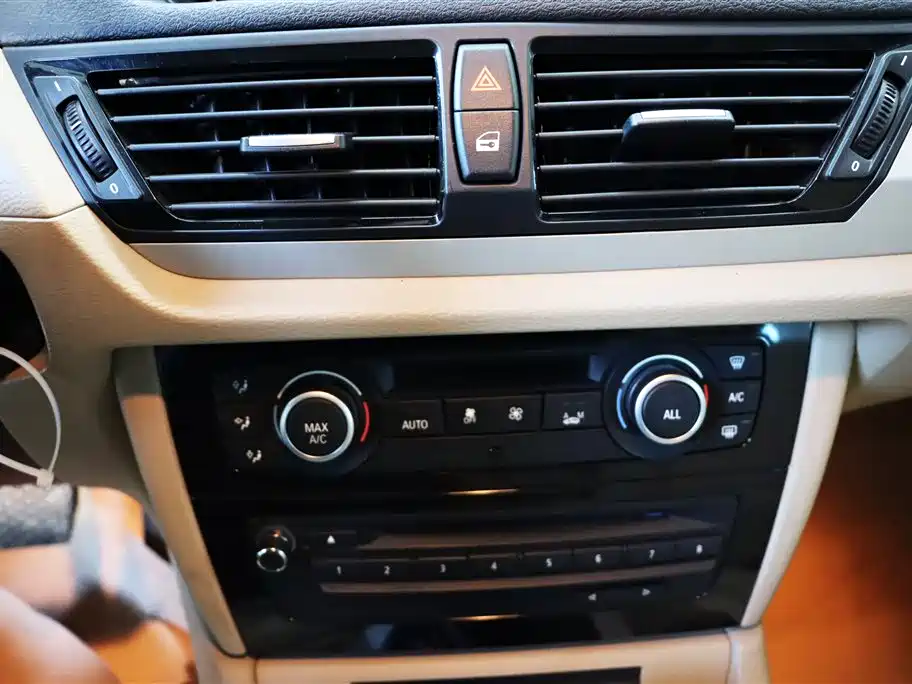 BMW X1 2012 sDrive18i Luxury Model фото 13
