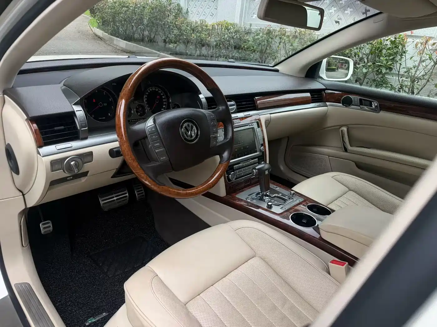Volkswagen Phaeton 2012 3.6L Premium Custom фото 3