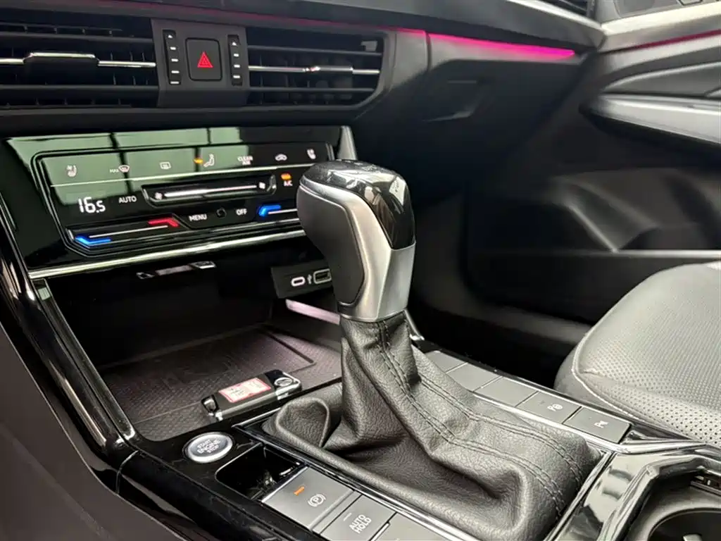 Volkswagen Passat 2022 330TSI Luxury Edition фото 17