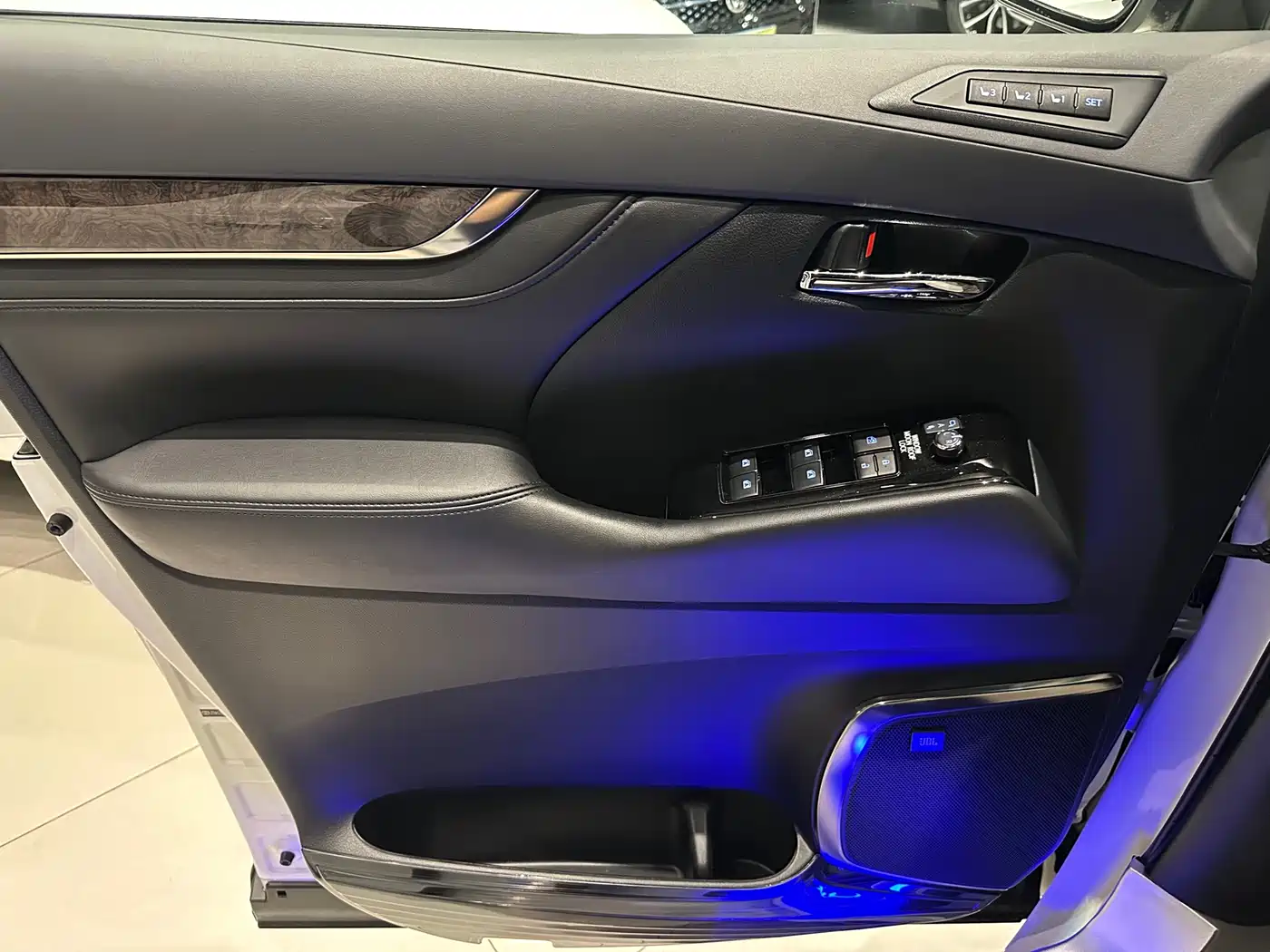 Toyota Alphard 2020 Hybrid 2.5L Premium Edition фото 17