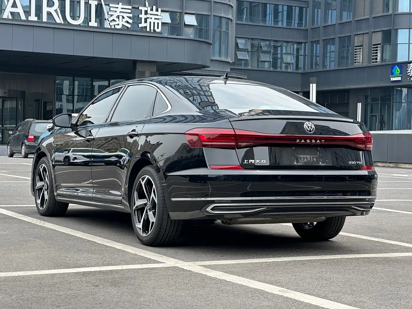 Volkswagen Passat 2023 330TSI Starlight Luxury Edition фото 5