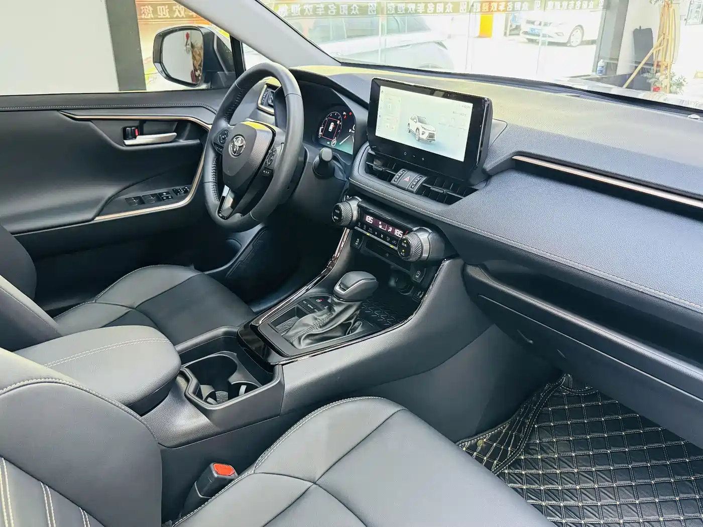 Toyota Wildlander 2024 2.0L CVT 2WD Luxury PLUS Edition фото 12