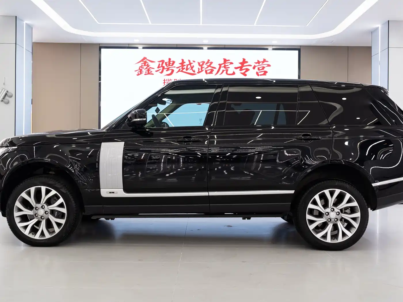 Land Rover Range Rover 2021 3.0 L6 Heritage Extended Classic Edition фото 3