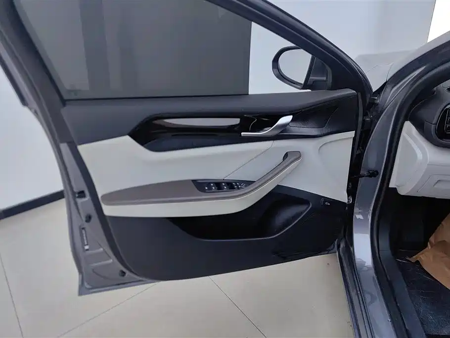 BYD Qin PLUS 2024 Glory Edition DM-i 55KM Leading фото 7