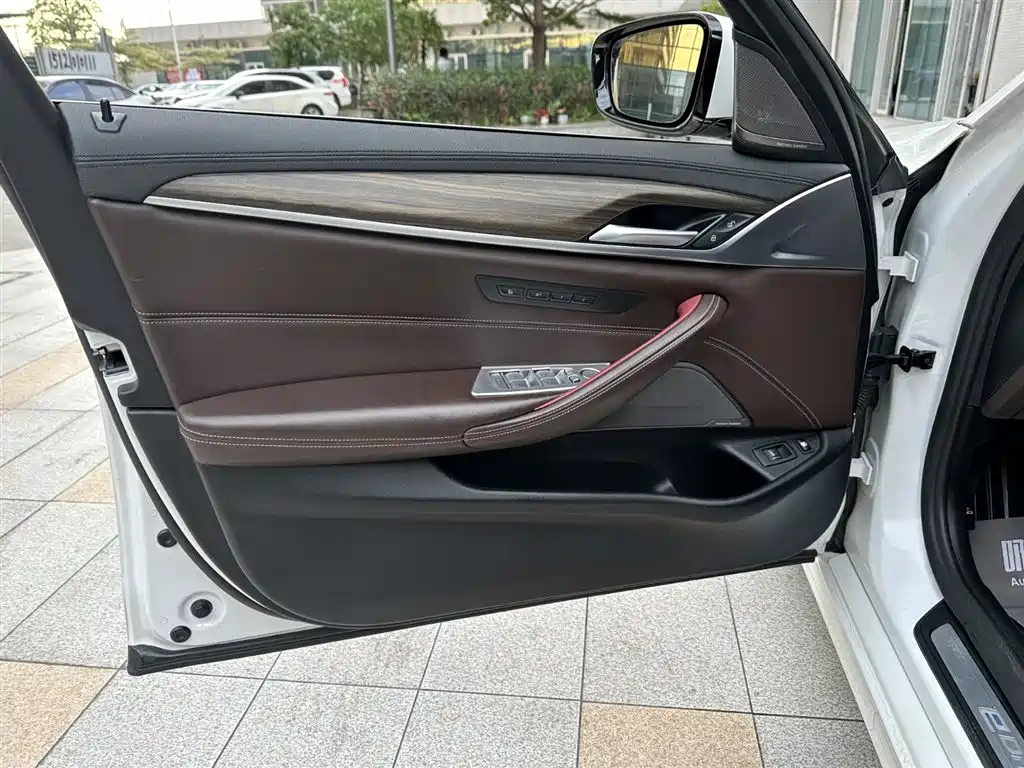 BMW 5 Series New Energy 2019 530Le Pioneer Edition фото 21
