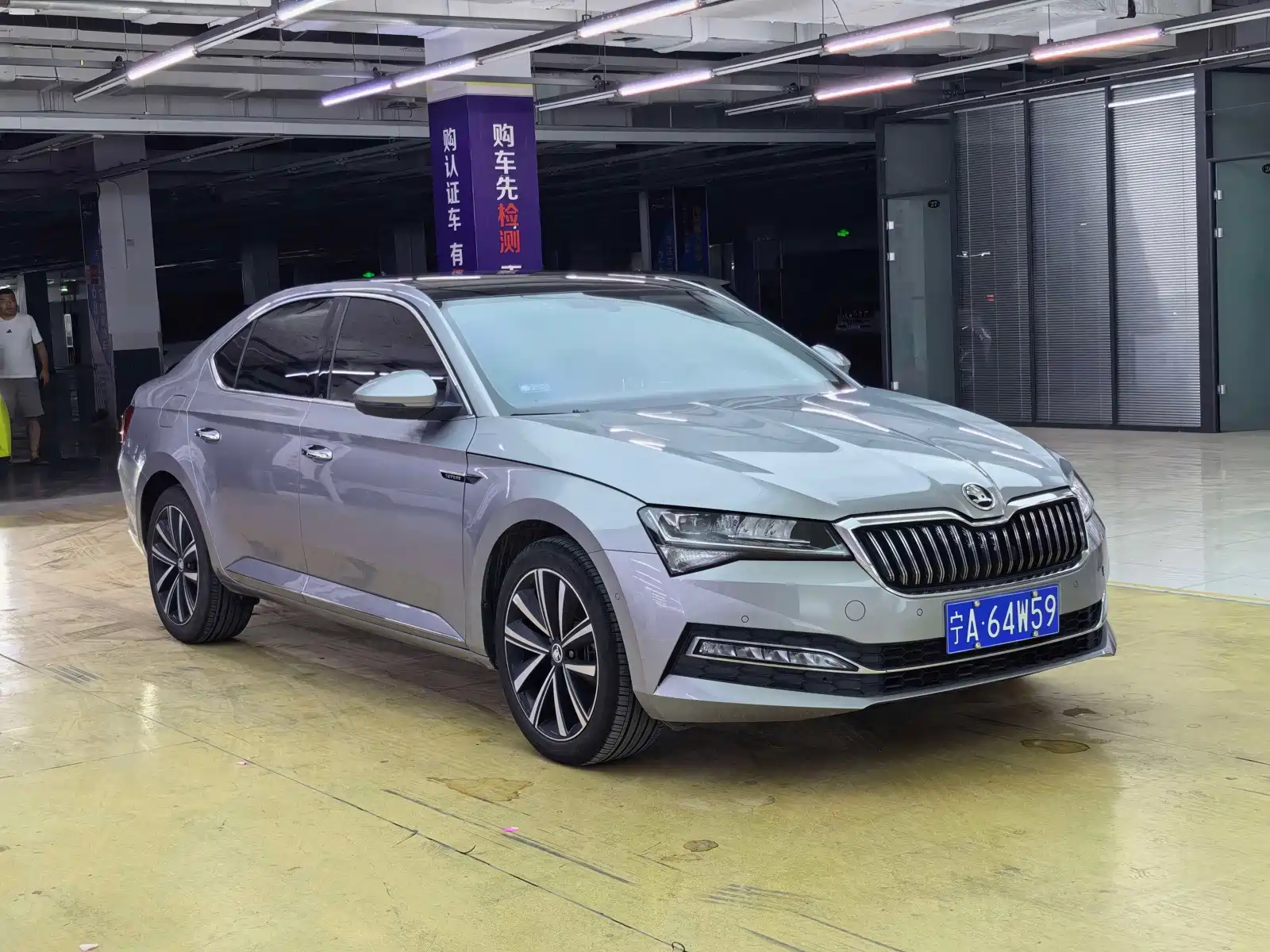 Фото 3 - Škoda Superb