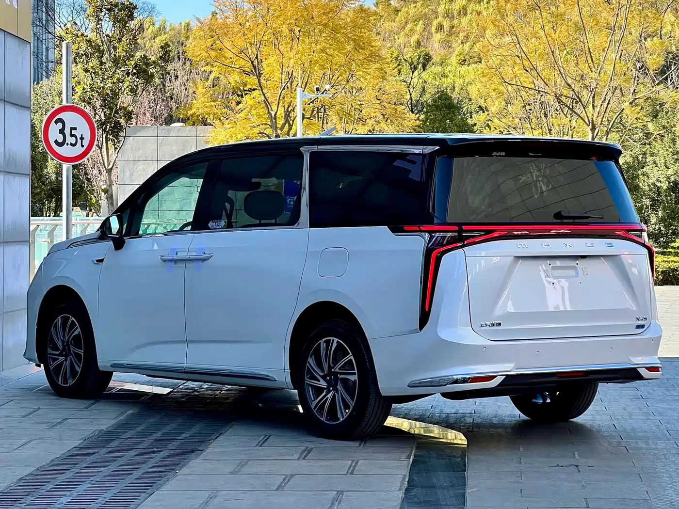 SAIC MAXUS EVERYONE 9