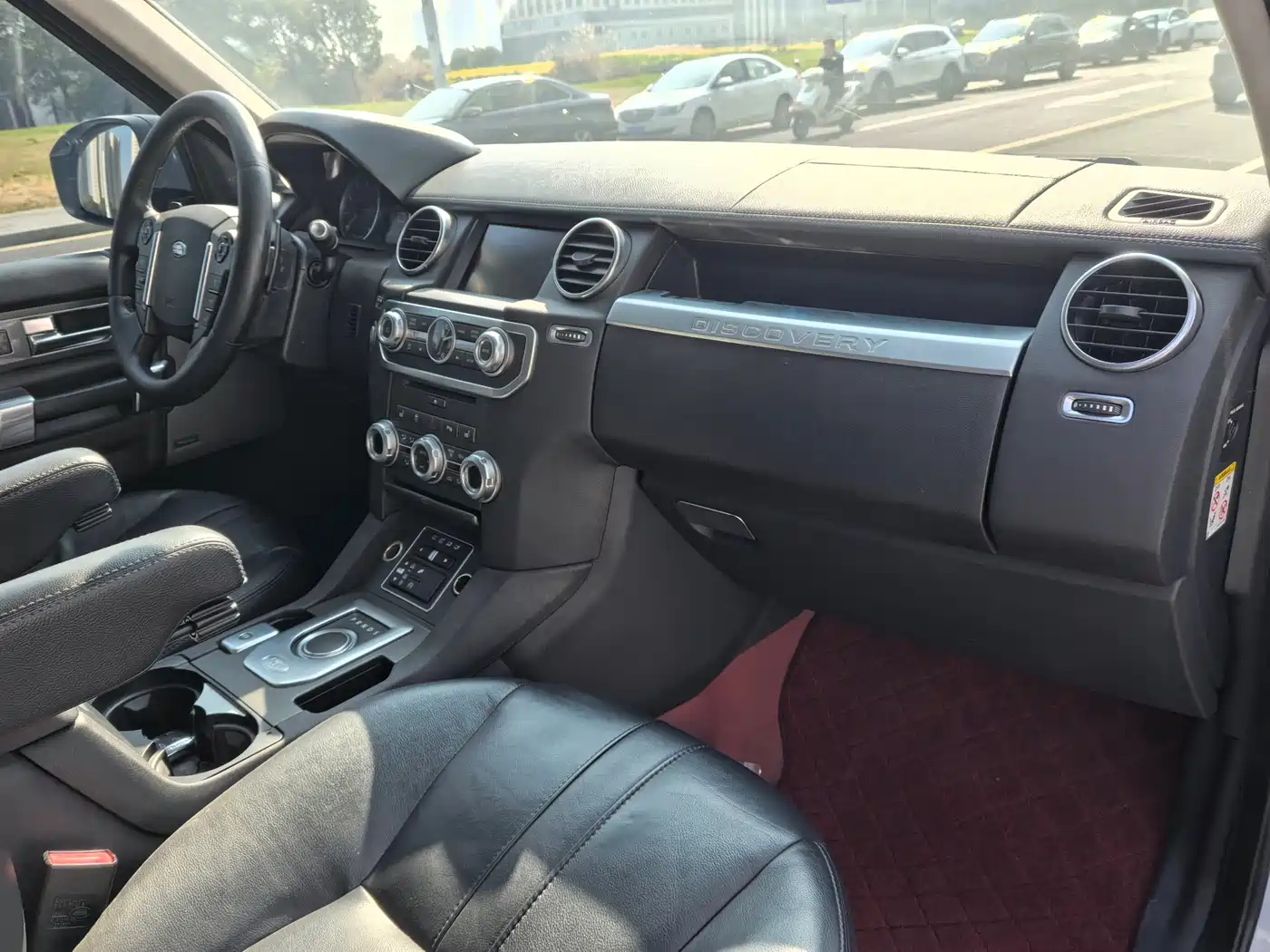 Land Rover Discovery 2015 3.0 SC V6 SE фото 22