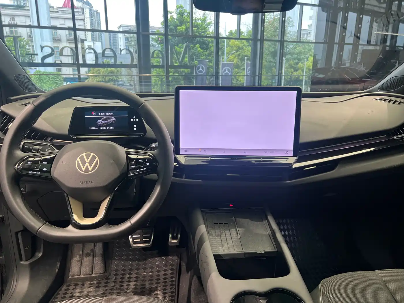 VOLKSWAGEN WITH THE CROWD 06