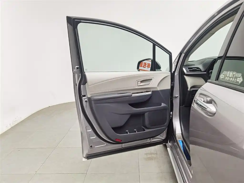 Toyota Granvia 2023 2.5L Hybrid Comfort Edition фото 8