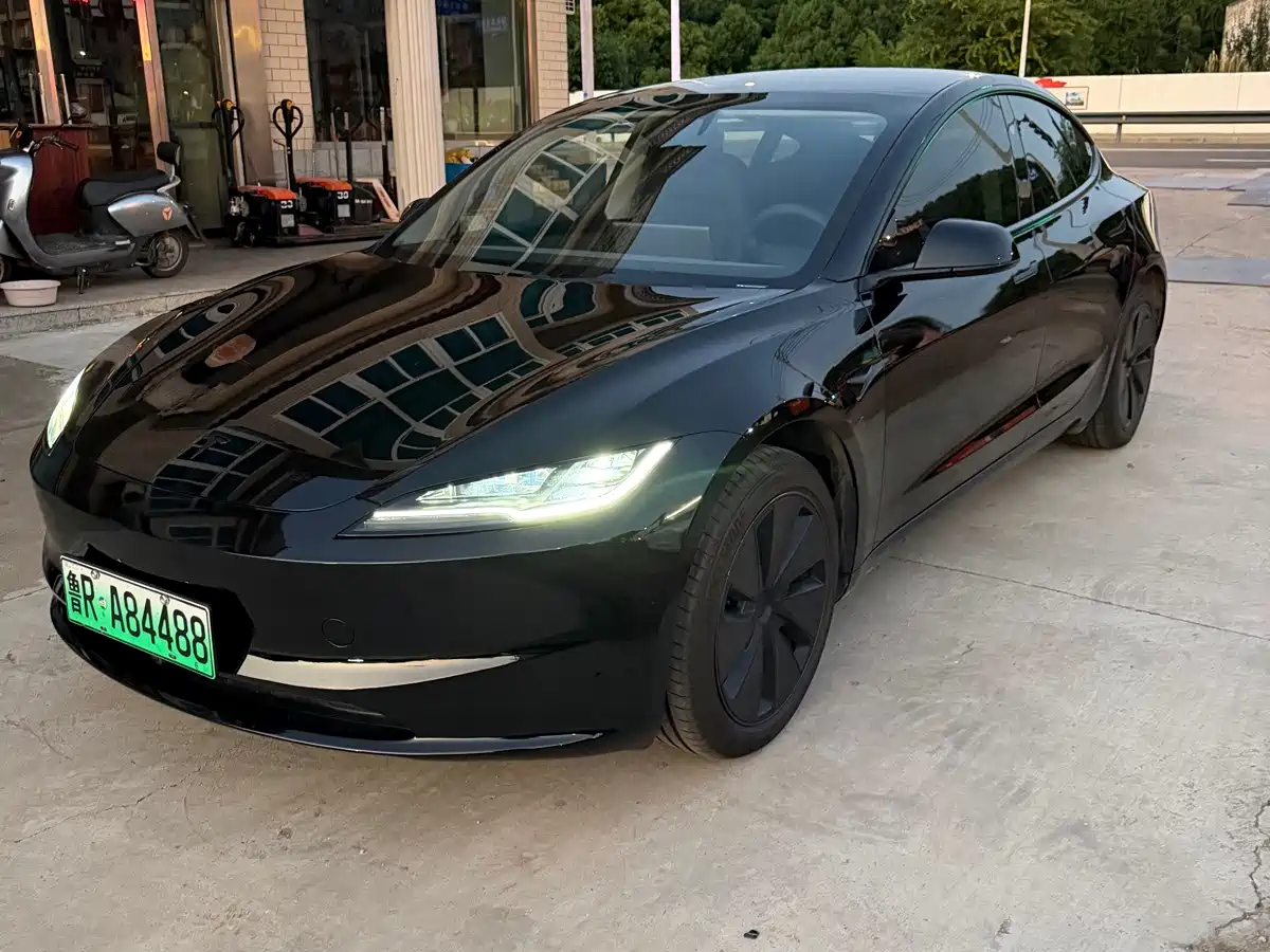 Фото 3 - Tesla Model 3
