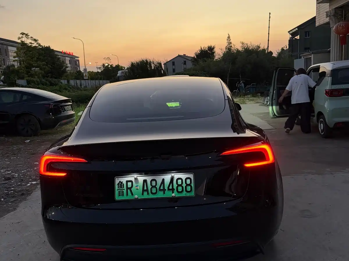 Фото 4 - Tesla Model 3