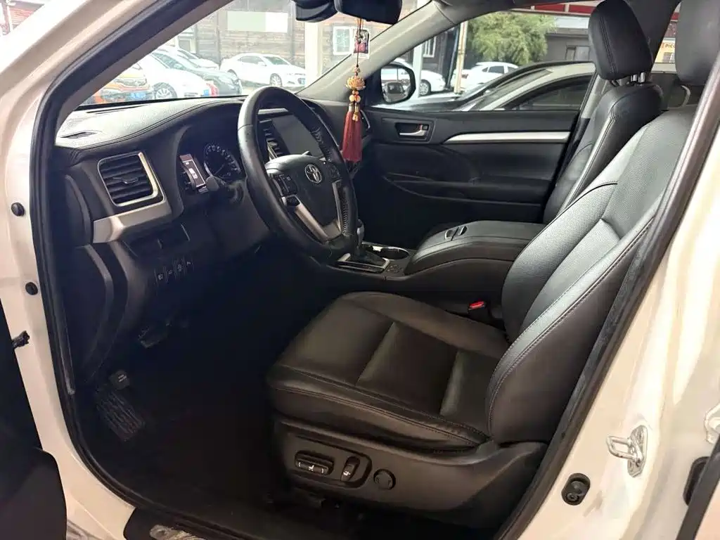Фото 4 - Toyota Highlander