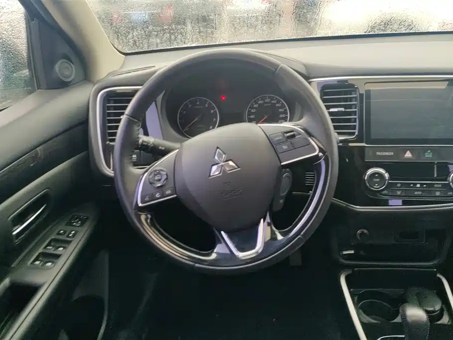 MITSUBISHI OUTLANDER
