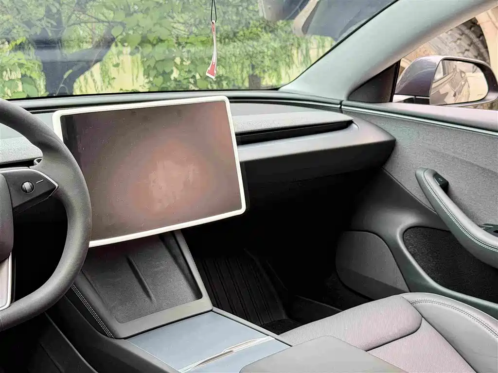 Фото 15 - Tesla Model 3