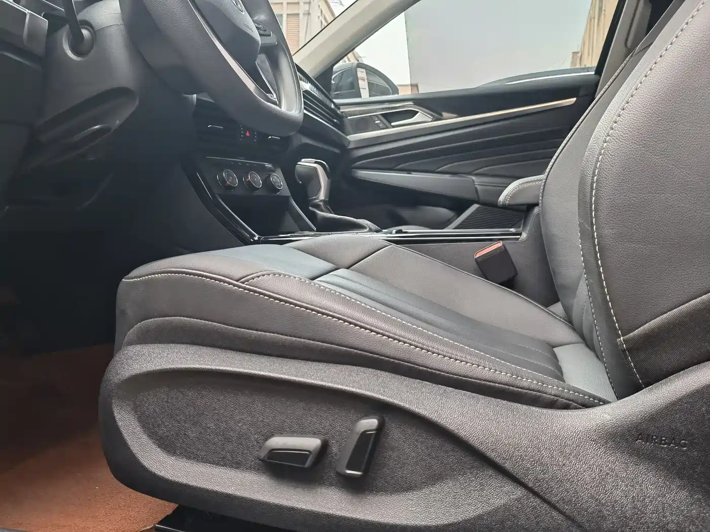 Volkswagen Passat 2024 280TSI Elite Edition фото 9