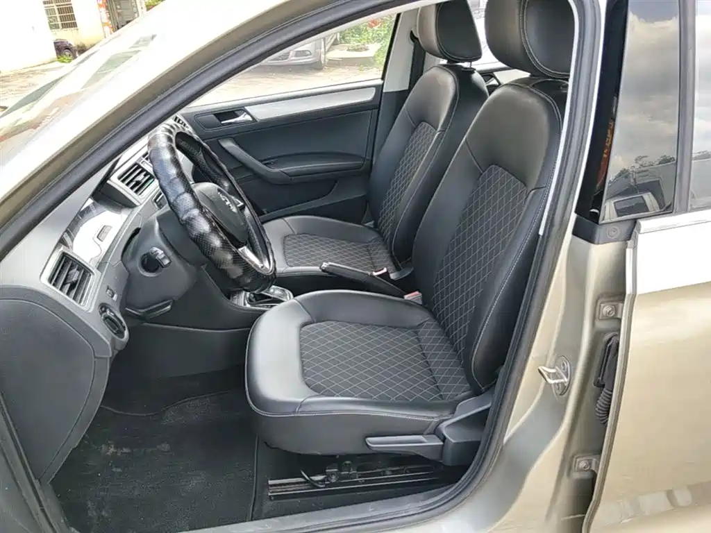Škoda Rapid 2018 1.6L Automatic Comfort Edition фото 15