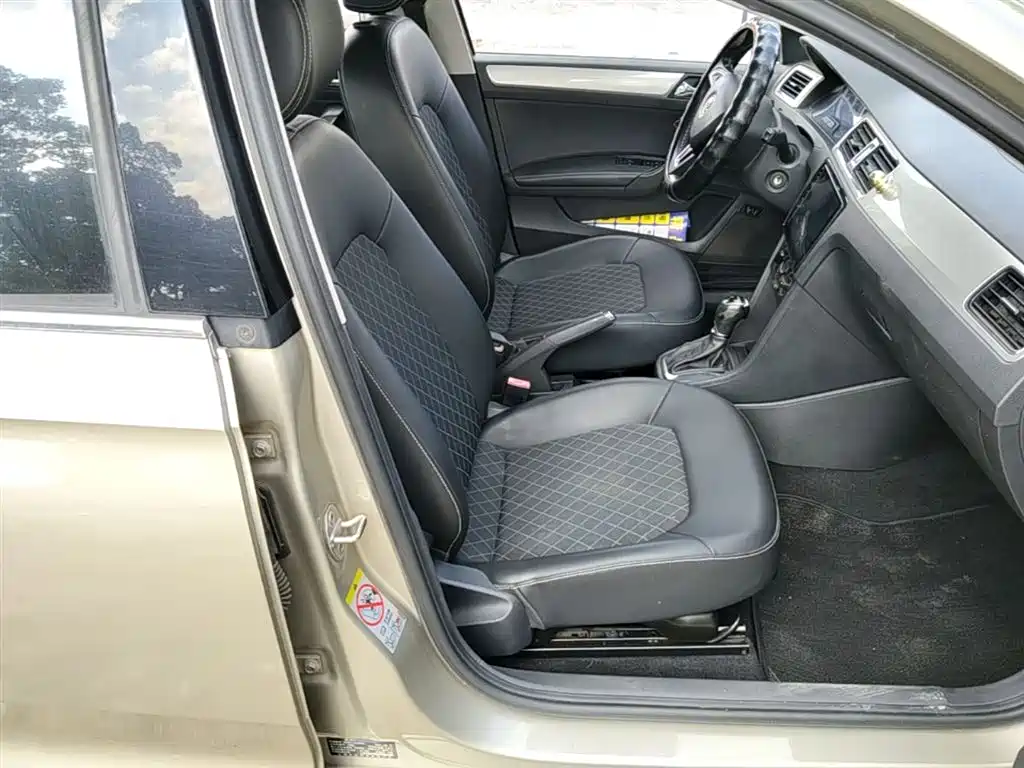 Škoda Rapid 2018 1.6L Automatic Comfort Edition фото 25