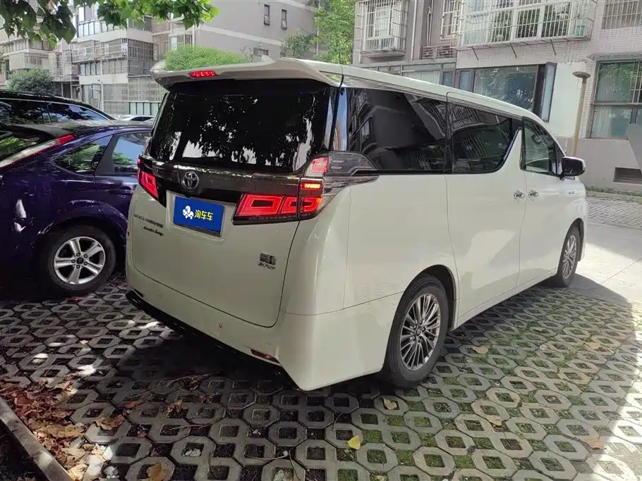 Toyota Vellfire 2021 Crown Hybrid 2.5L HV Premium Edition фото 3