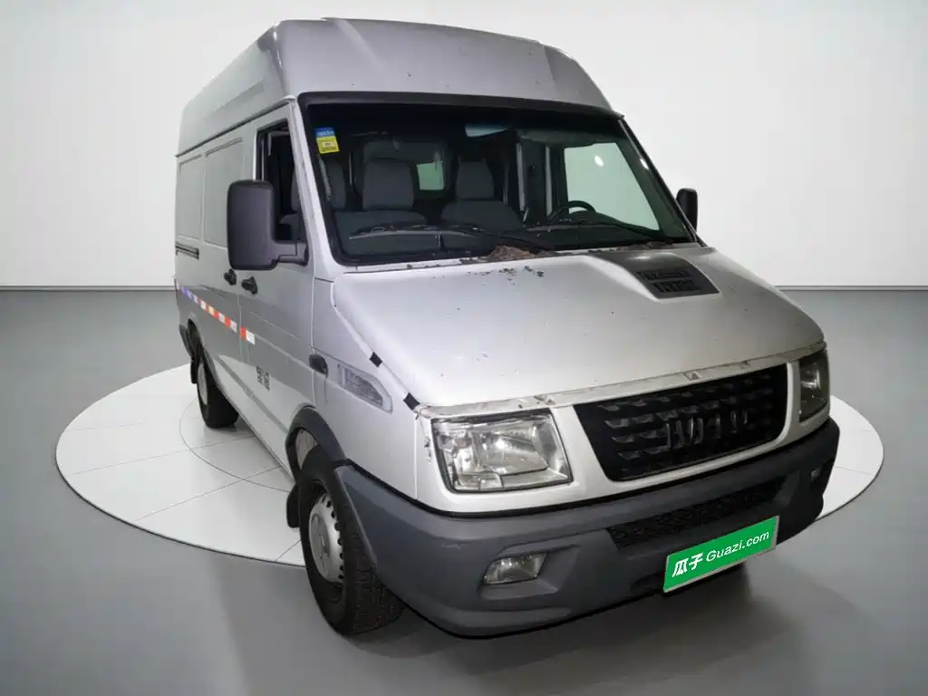 Iveco Daily 2022 2021 Model 2.8T V35 VAN Cargo Van 3 Seats Short Wheelbase Medium Roof Single Tire Sliding Door