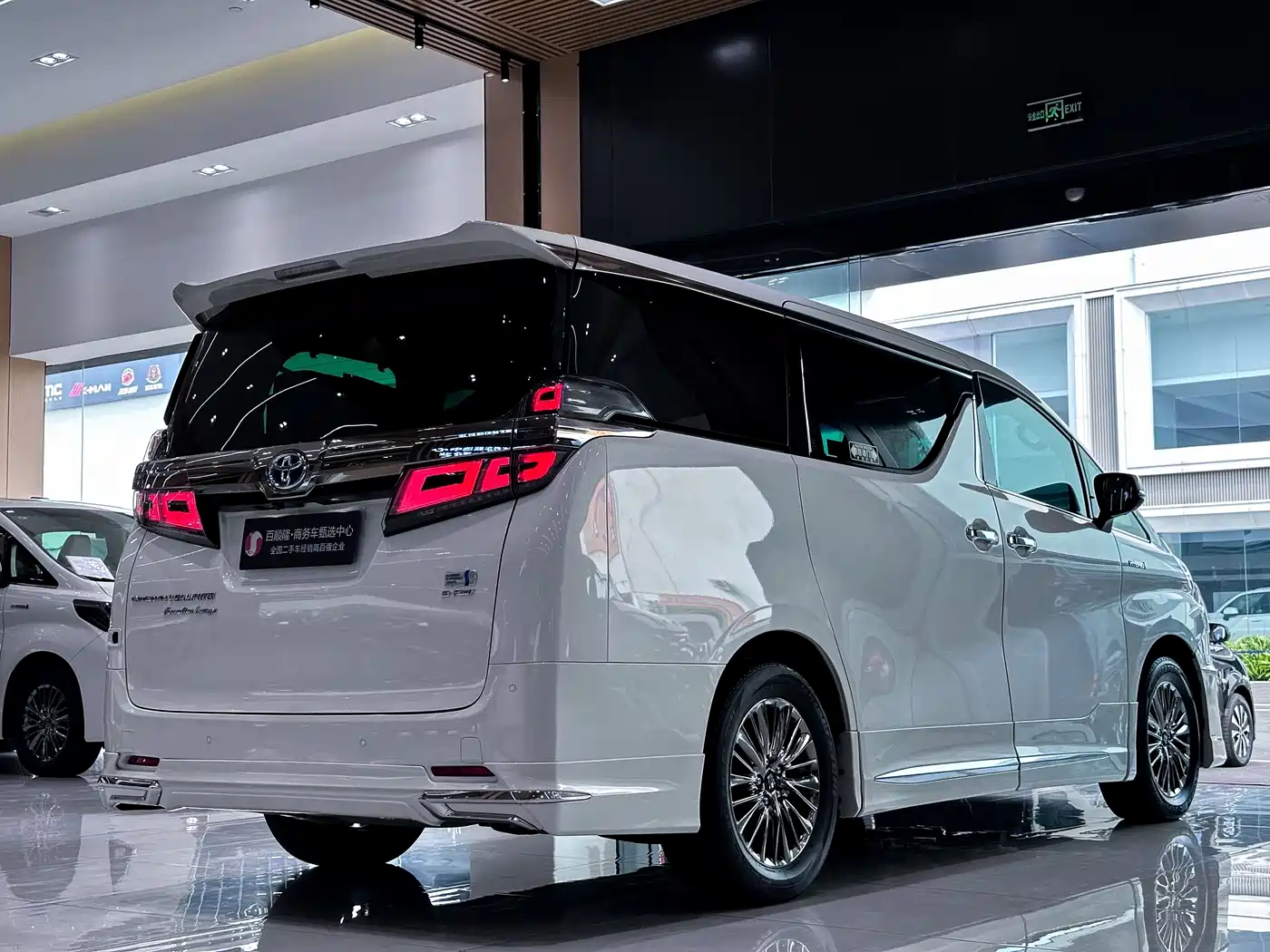 Toyota Vellfire 2021 Crown Hybrid 2.5L HV Premium Edition фото 6