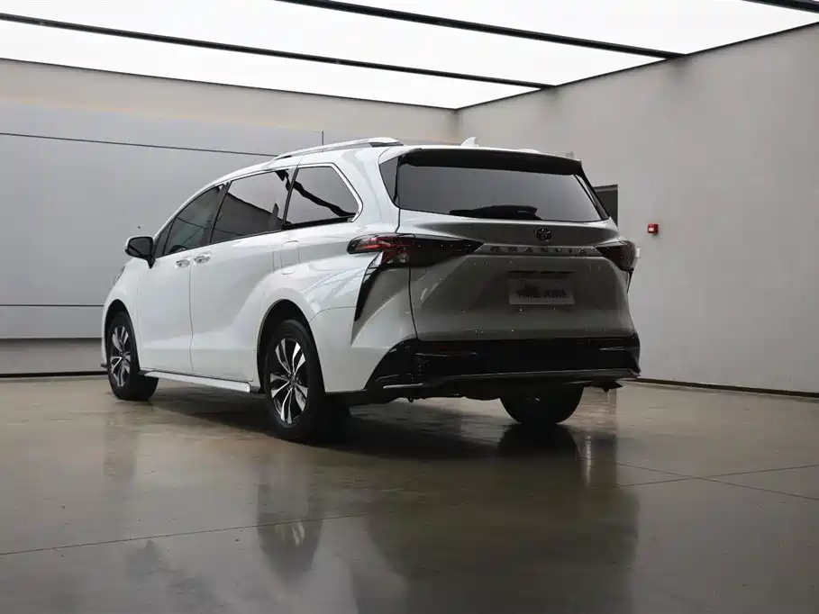 Toyota Granvia 2023 2.5L Hybrid Luxury Edition фото 31