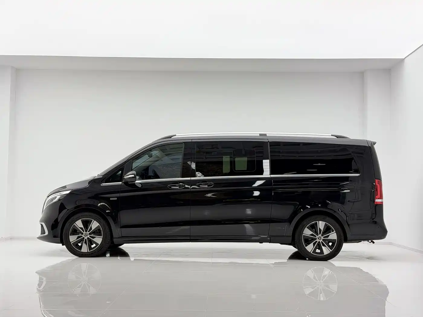 Mercedes-Benz V-Class 2021 V 260 L Long Wheelbase Premium Edition фото 4