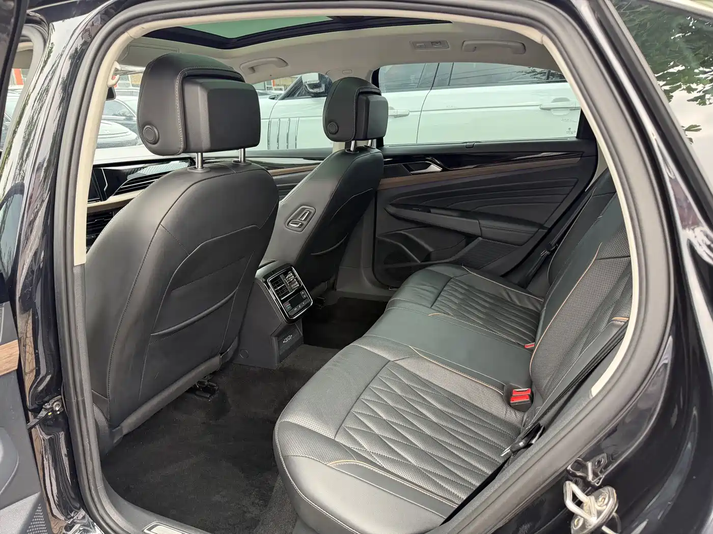 Volkswagen Passat 2019 330TSI Luxury Edition China VI фото 4