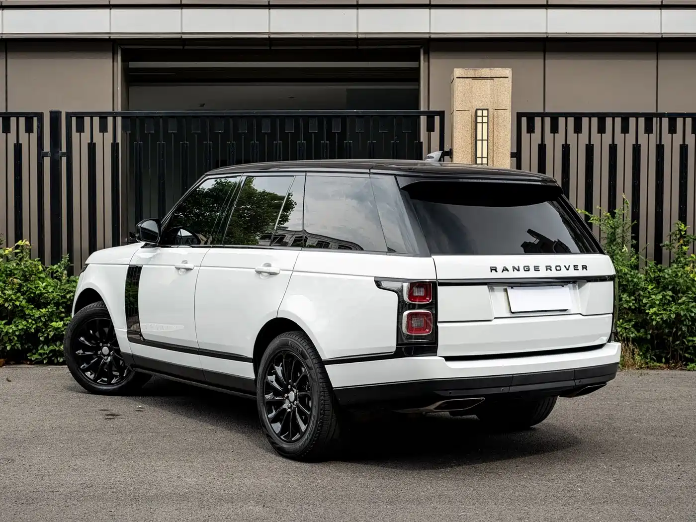 Land Rover Range Rover 2020 3.0 L6 Heritage Edition фото 3