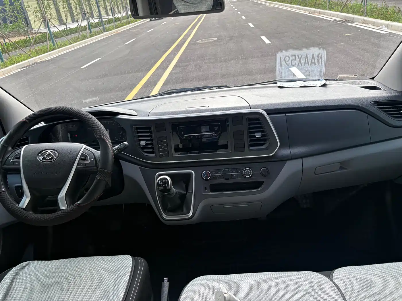 SAIC Maxus Xintu V80 2025 PRO Pride Transport 2.0T Manual Short Wheelbase Ultra-low Roof 5/6 Seats фото 8
