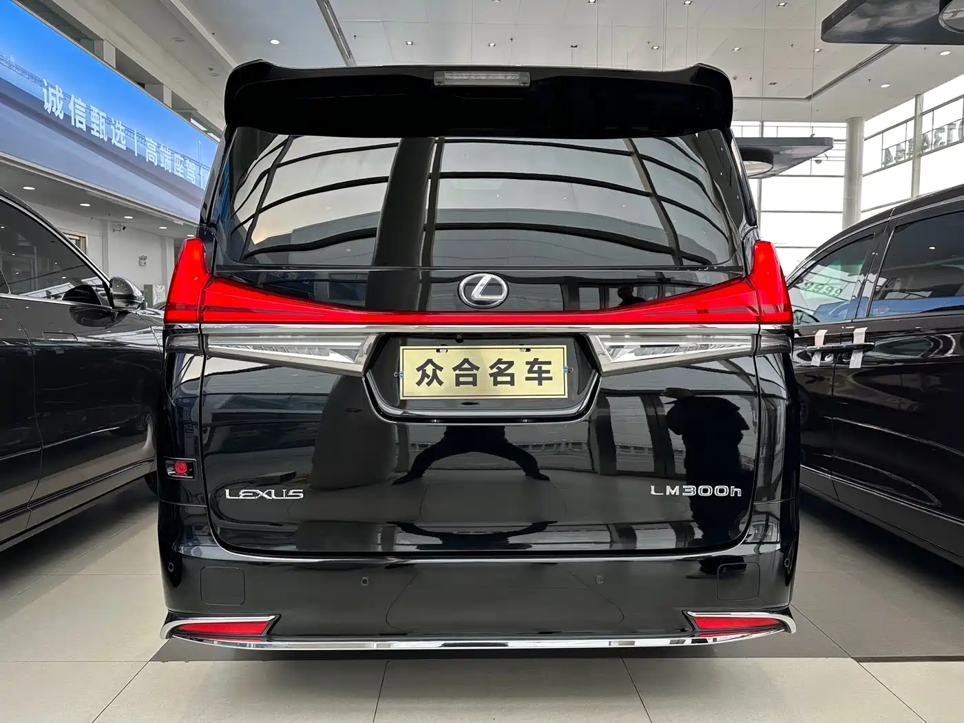 Lexus LM 2020 300h 4-Seat Imperial Edition фото 5