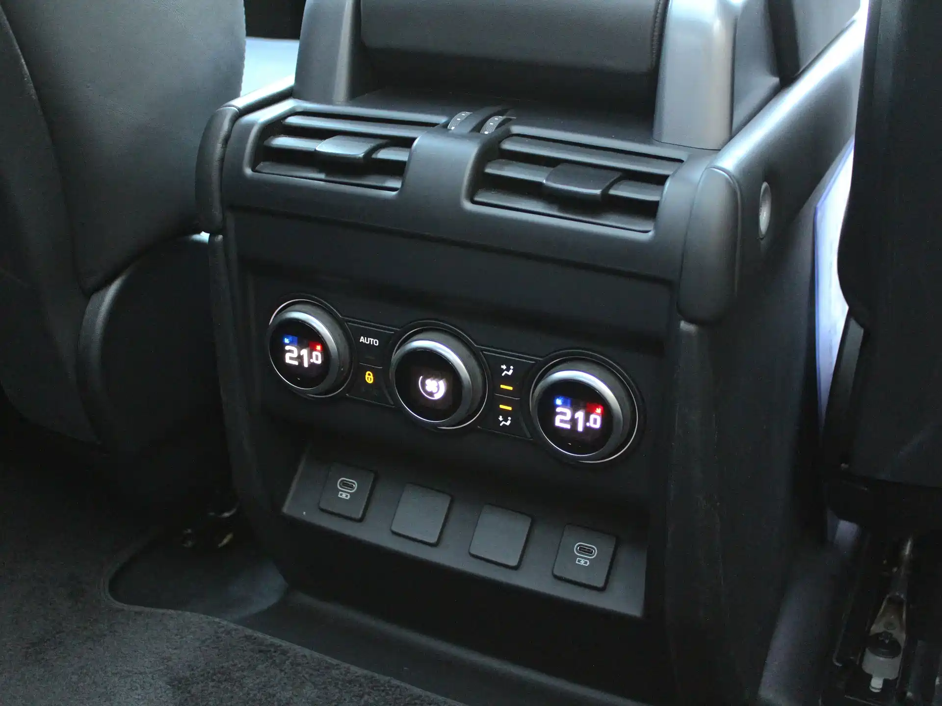 Photo 25 - Land Rover Defender