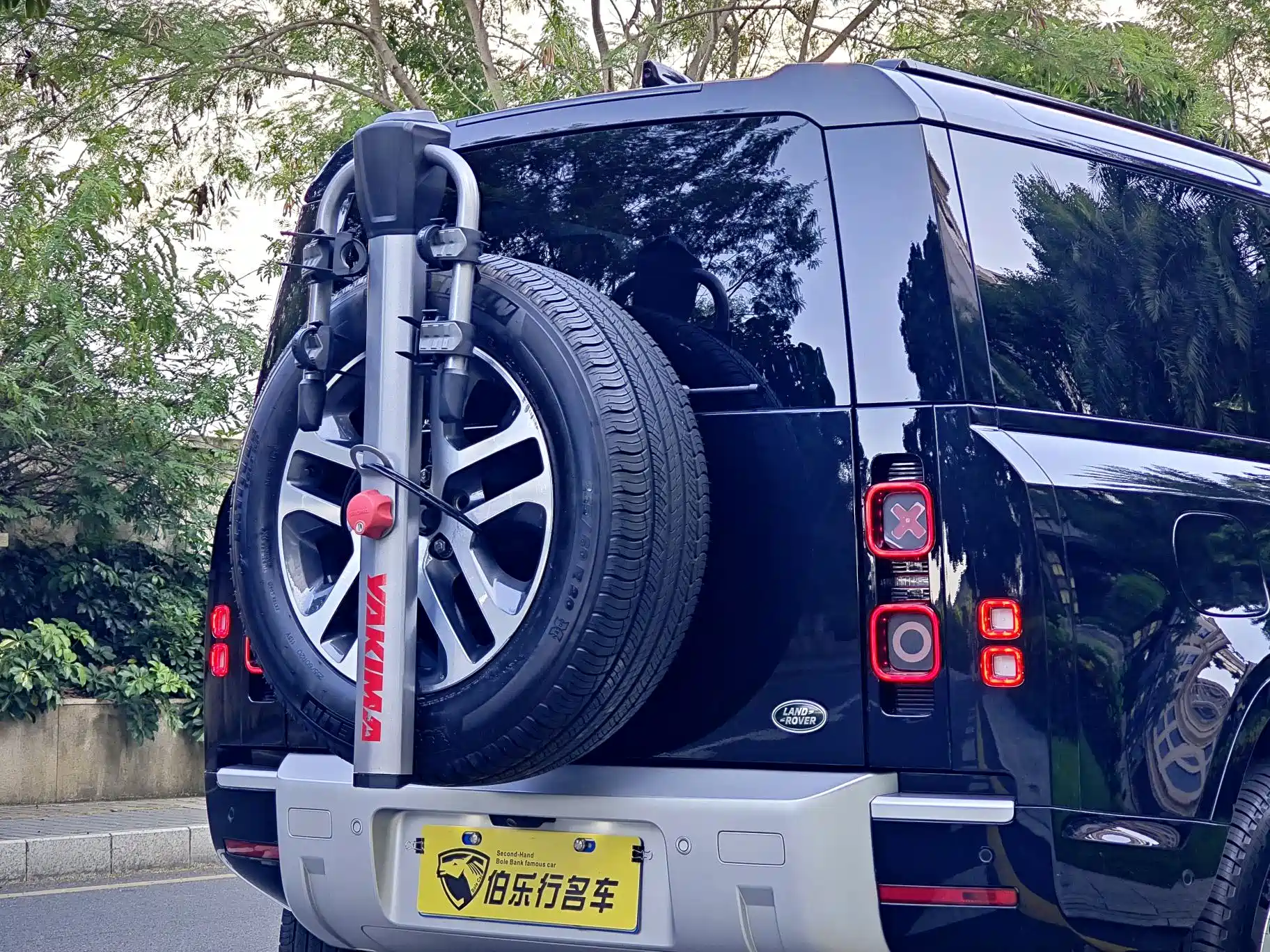 Photo 31 - Land Rover Defender