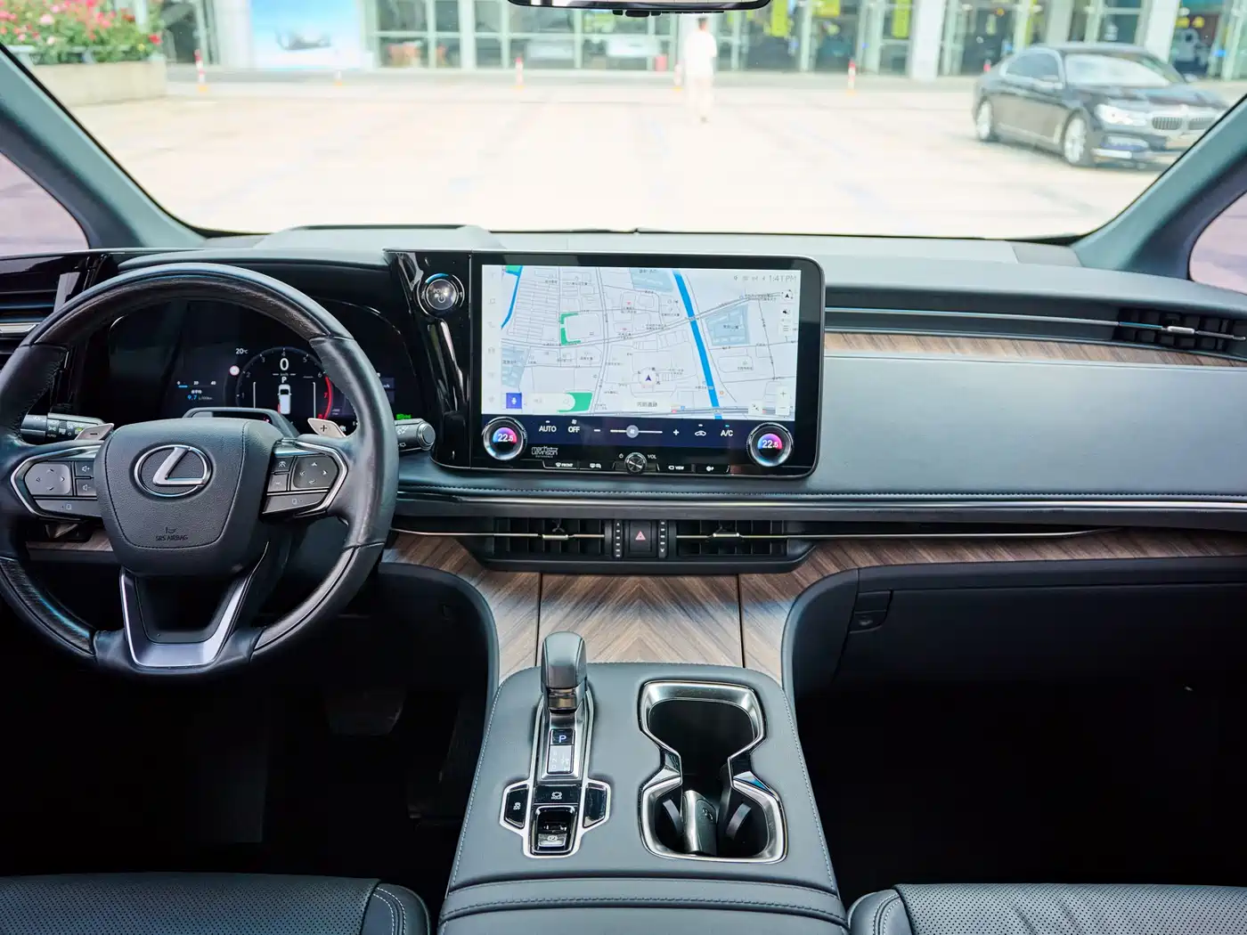 Lexus LM 2023 500h 6-Seater Prestige Edition фото 12