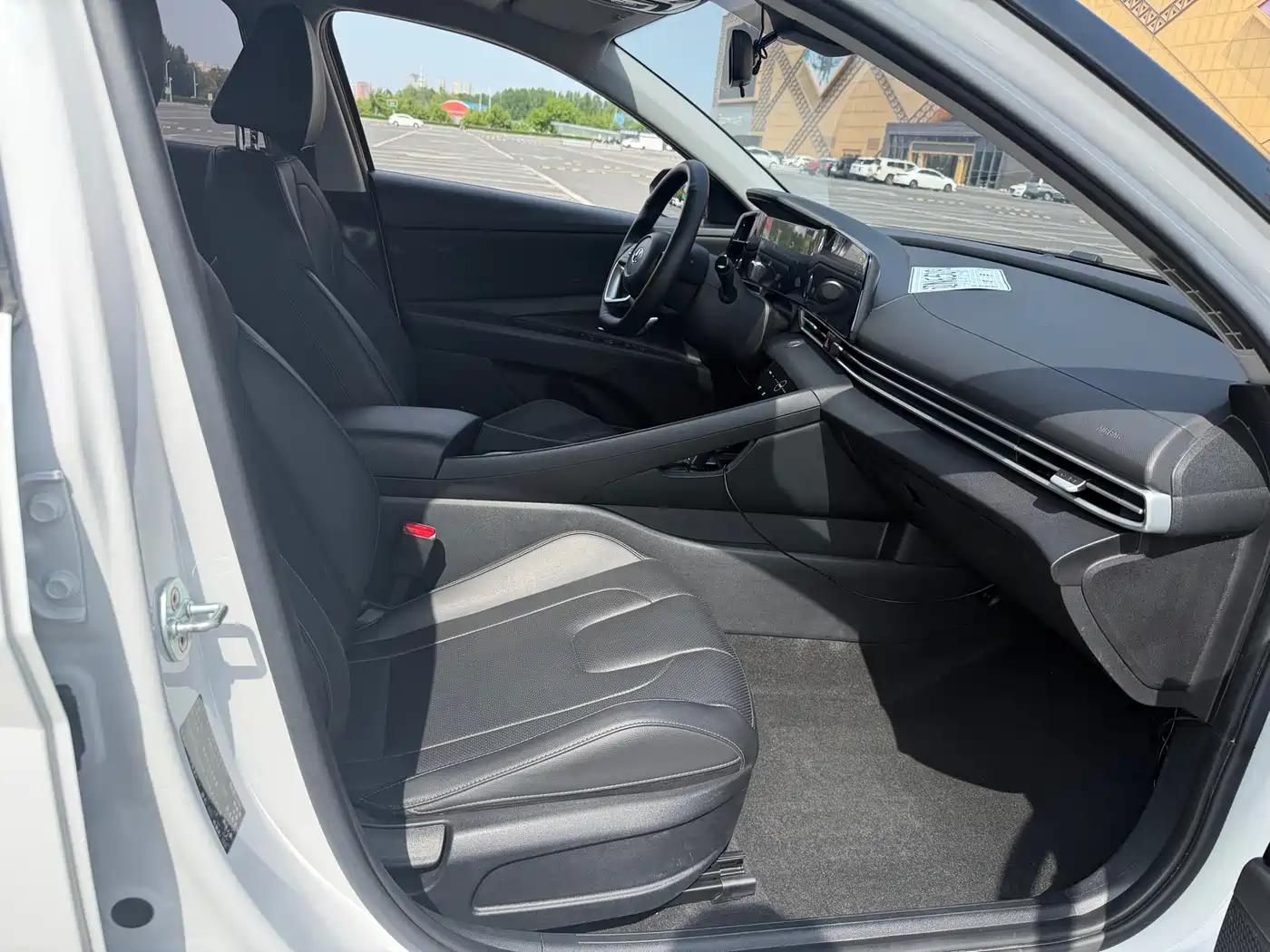 Hyundai Elantra 2022 1.5L CVT LUX Premium Edition фото 16