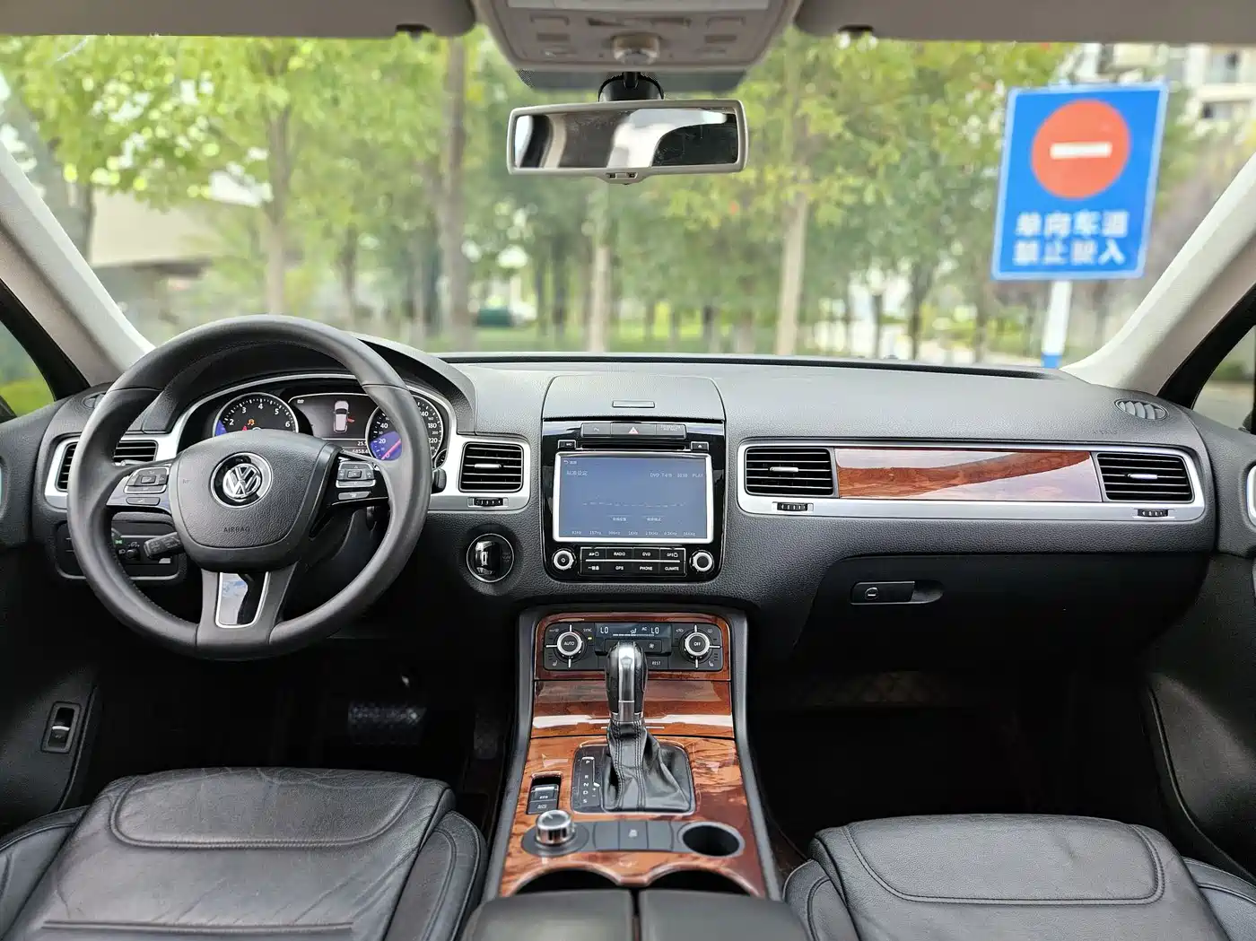 Volkswagen Touareg 2012 2011 3.0TSI Standard