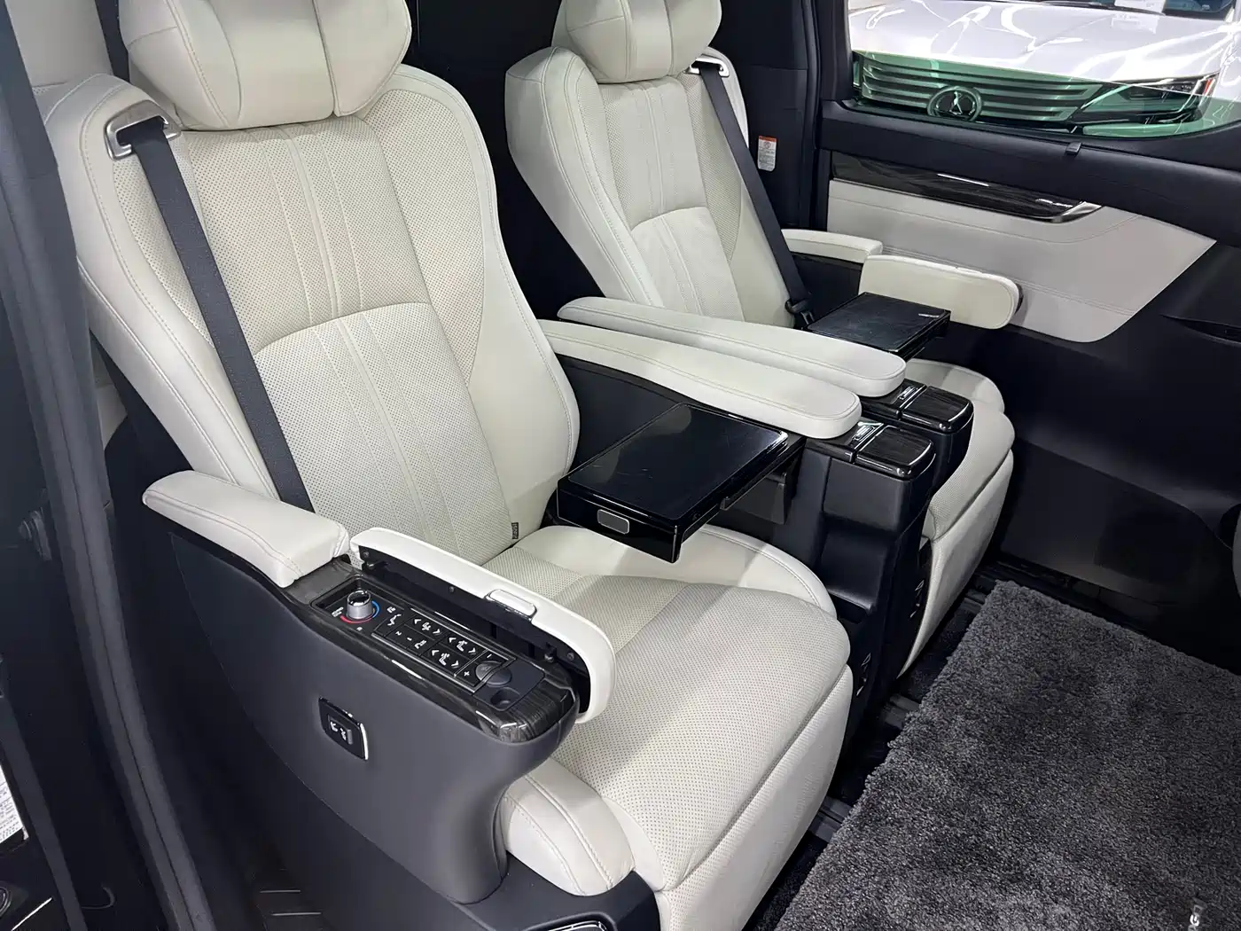 Lexus LM 2020 300h Seven-Seater Elegance Edition фото 14