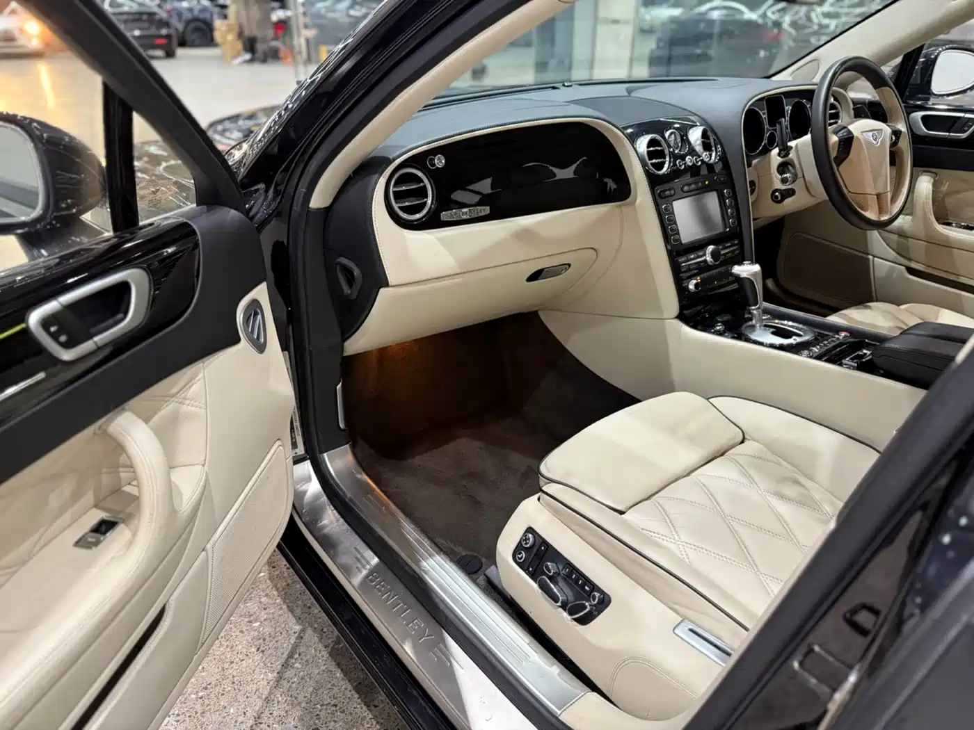 Bentley Flying Spur 2010 6.0T 5-seater Version фото 4
