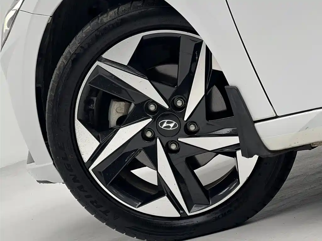 Hyundai Elantra 2021 1.5L CVT LUX Premium Edition фото 12