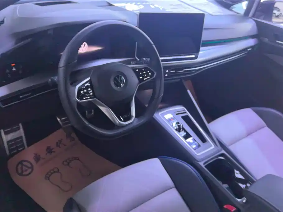 Volkswagen Golf 2025 300TSI R-Line фото 12