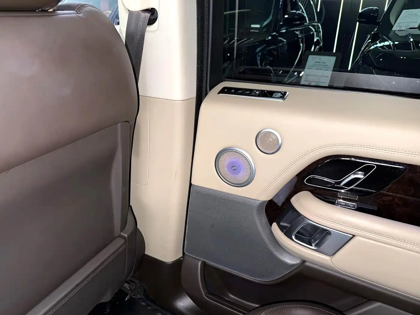 Land Rover Range Rover 2020 3.0 L6 Heritage Edition фото 11