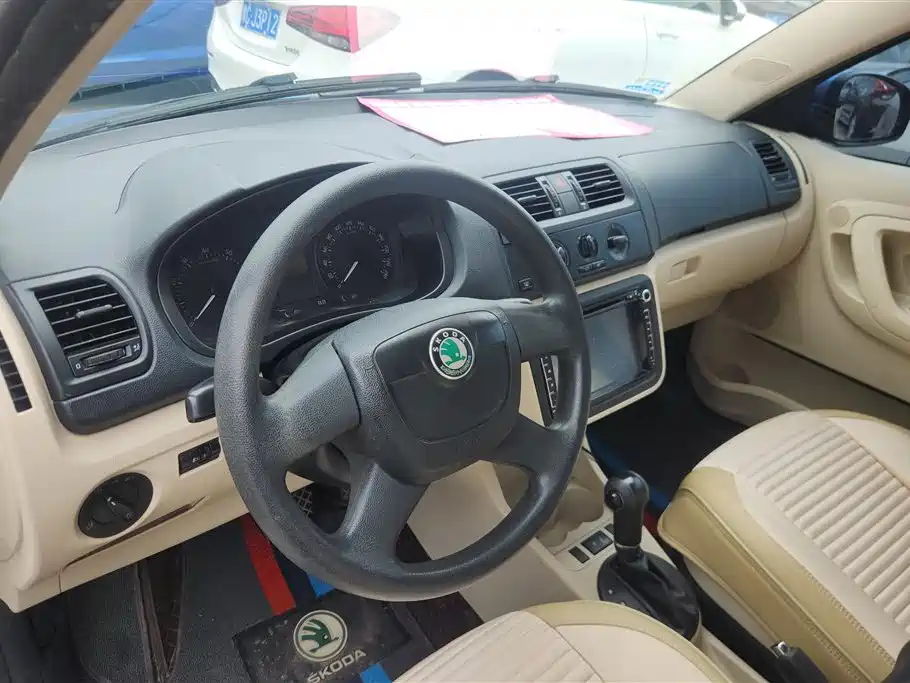 Škoda Fabia 2012 1.4L Automatic Crystal Edition фото 12