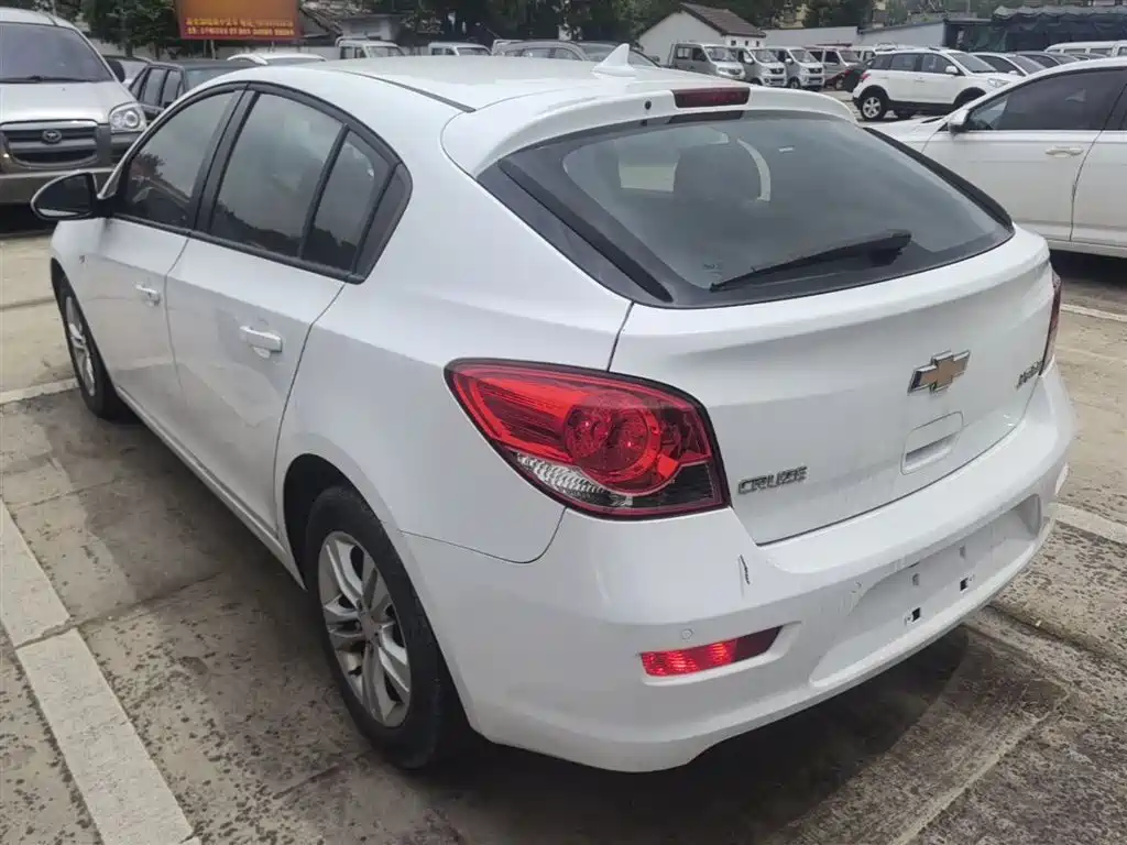 Chevrolet Cruze 2013 Hatchback 1.6L Manual Luxury фото 5