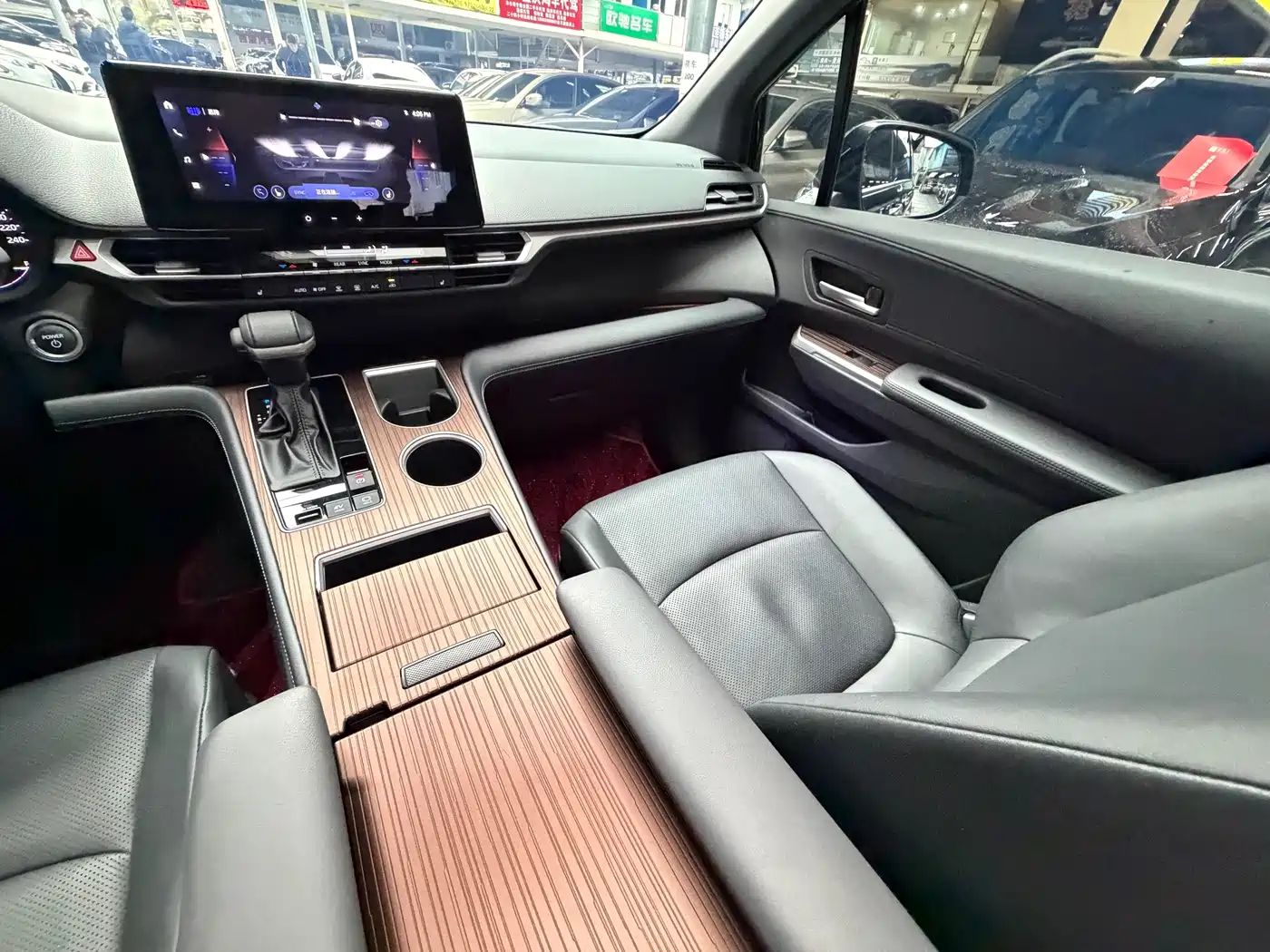 Toyota Sienna 2024 2.5L Hybrid Luxury Edition фото 29