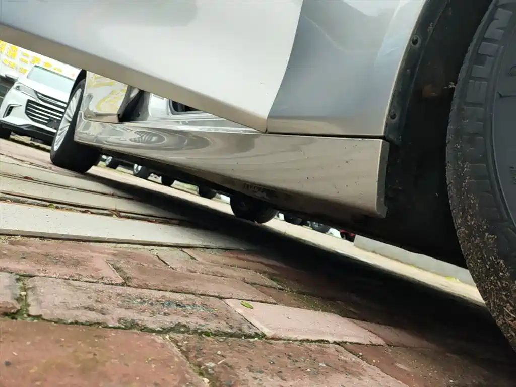 BMW 5 Series 2014 525Li Leading фото 21