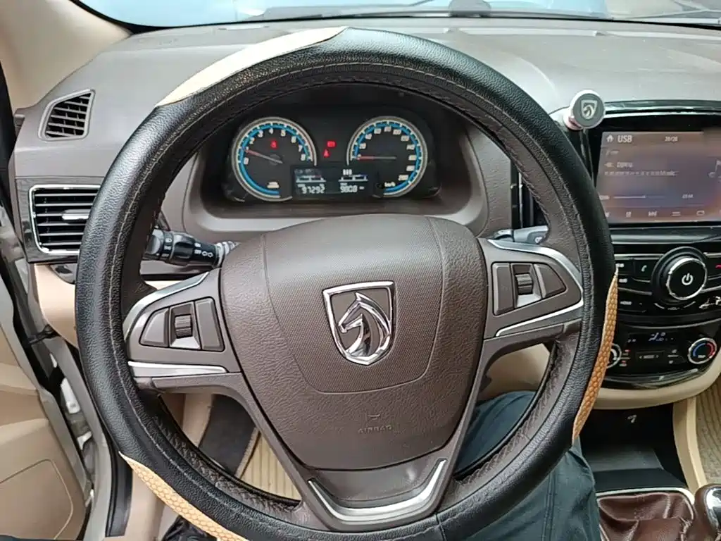 Baojun 730 2015 2014 1.5L Manual Luxury Navigation ESP Edition 7-Seater