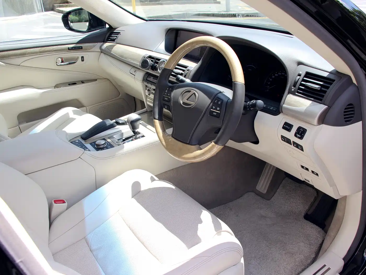 Фото 11 - Lexus LS