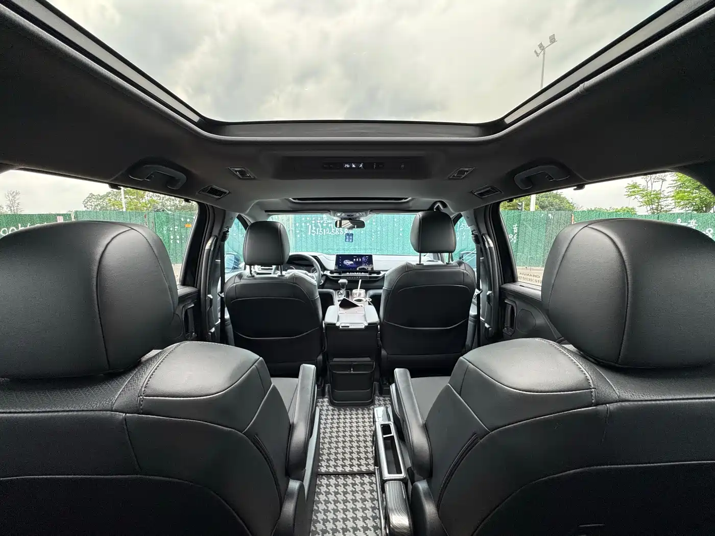 Toyota Granvia 2024 2.5L Hybrid Luxury фото 15