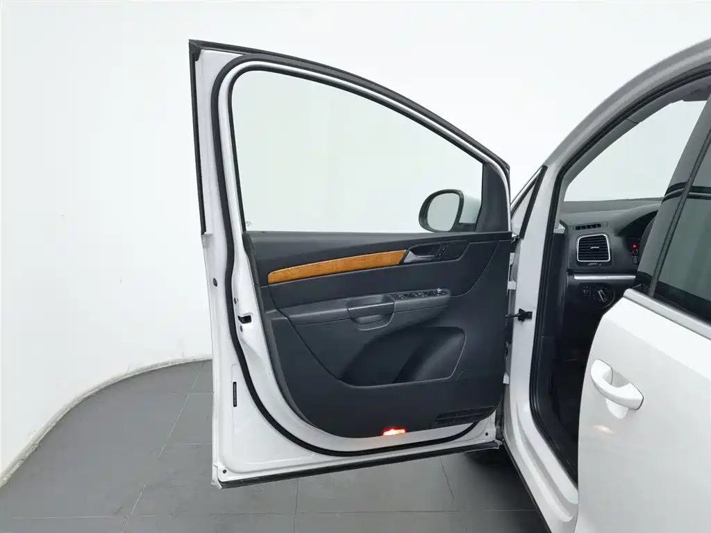 Volkswagen Sharan 2013 1.8TSI Comfort фото 8